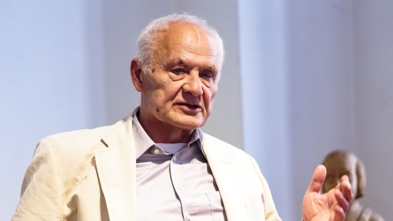 Vyriausybės vadovė sveikina vertėją, poetą Antaną Gailių su 75-mečiu